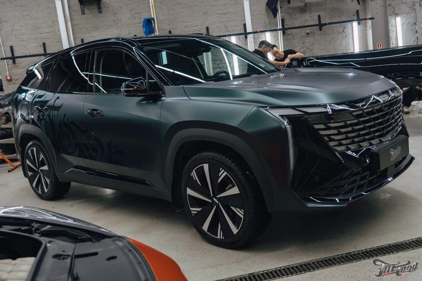 Подарок для будущей супруги: оклеили Geely Atlas матовым винилом, переднюю часть забронировали полиуретаном, добавили глянцевые наклейки + защита глянца в салоне, керамика пленки и кожи